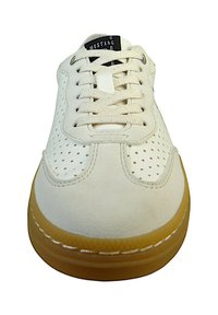 Weiße Sneaker mit perforierten Details, Schnürung vorne, brauner Gummisohle und runder Zehenpartie. Mit einem schwarzen Logo auf der Zunge.