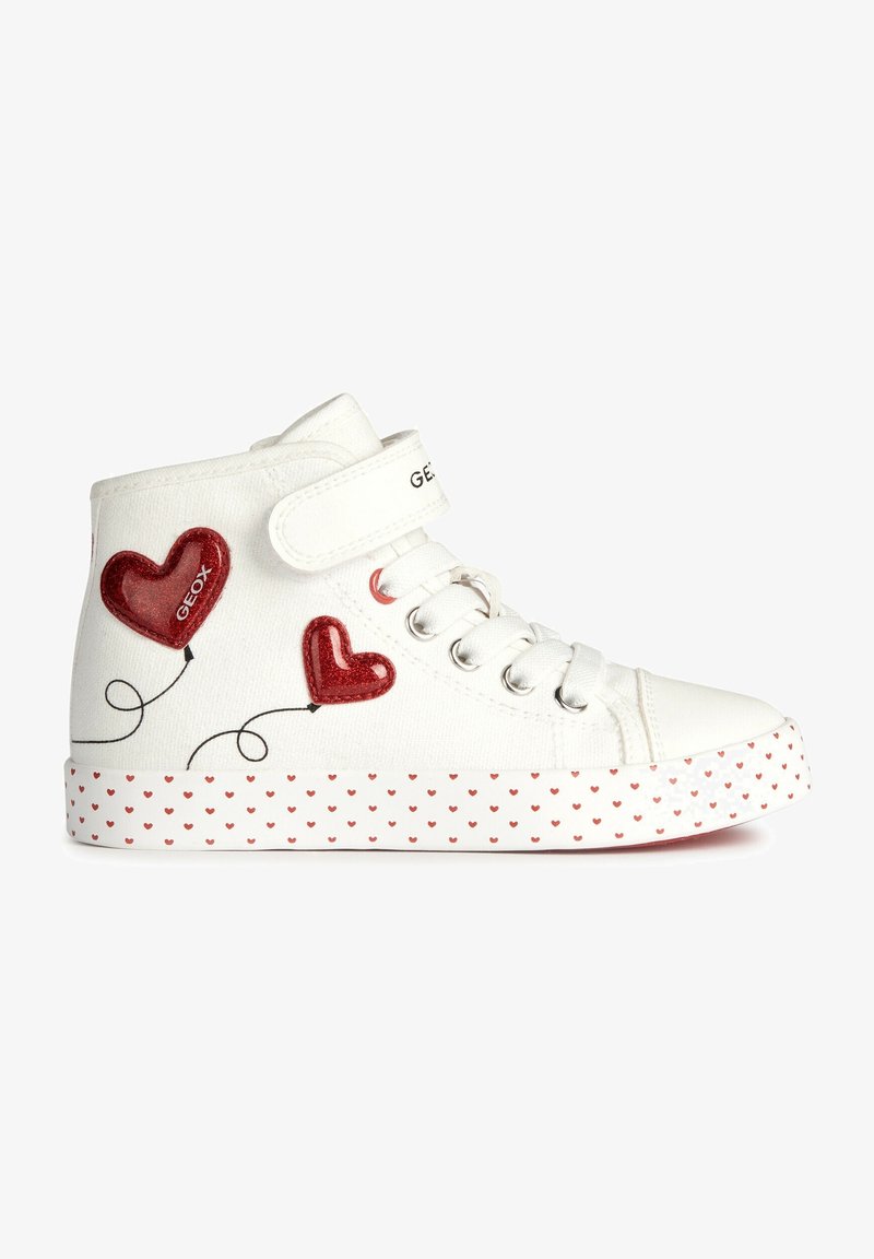 Baskets montantes blanches avec des motifs de ballons en forme de cœur rouges sur le côté et de petits cœurs rouges sur la semelle, avec des lacets blancs et une bride Velcro.
