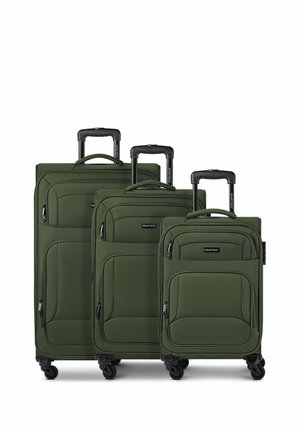 Trois valises souples vert olive avec des poignées télescopiques et quatre roues pivotantes, disposées de la plus grande à la plus petite de l'avant vers l'arrière.