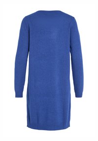 Långärmad klänning i djupblå, tillverkad av mjukt stickat material. Har rund halsringning och ribbad mudd. Enkel, rak silhuett.