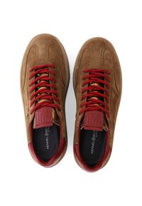 Ein Paar braune Wildleder-Sneaker mit roten Schnürsenkeln und Akzenten, von oben gesehen, mit schwarzen Einlegesohlen, die mit "Kennel & Schmenger" markiert sind.