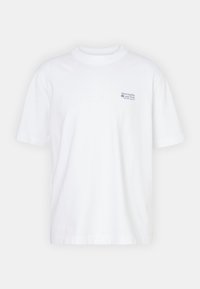 Hvid kortærmet T-shirt med rund hals, med lille blåt Abercrombie and Fitch-logo på venstre bryst.