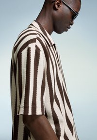Bershka STRIPED SHORT SLEEVE   - Ing - dark brown