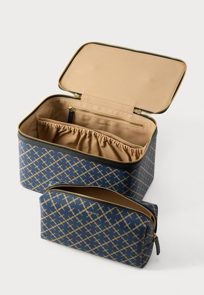 Σετ μπλε καλλυντικής τσάντας με χρυστό γεωμετρικό σχέδιο· περιλαμβάνει μια μεγαλύτερη ορθογώνια θήκη και μια μικρότερη θήκη, και οι δύο με κλείσιμο με φερμουάρ.