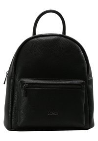 Mochila de cuero negra con forma redondeada, superficie texturizada, asa superior y un bolsillo frontal con cremallera. Presenta el logo de la marca en la parte inferior.