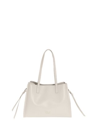 Borsa tote in pelle color crema con manici lunghi e cinturini laterali, forma rettangolare, texture liscia e logo discreto sul davanti.