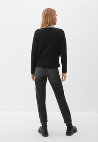s.Oliver MIT MUSTERSTRUKTUR - Sweatshirt - schwarz