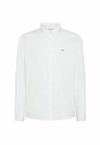 Camicia bianca in cotone a manica lunga con colletto button-down, caratterizzata da un piccolo logo ricamato sul petto. Texture liscia, vestibilità classica.