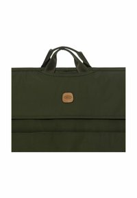 Bolsa de tela verde con dos asas, de forma rectangular, con costuras decorativas y un acento de cuero con el logo de la marca.