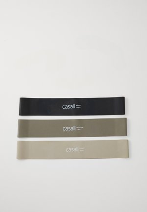 Three resistance bands stacked: black (hard, 10 kg), olive green (medium, 7 kg), beige (light, 4 kg). Smooth rubber material with printed labels.
