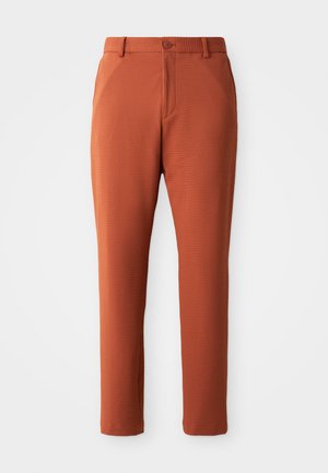 Pantalons couleur rouille avec un motif texturé, dotés d'une fermeture à bouton, de passants de ceinture et de poches latérales inclinées. Conception à jambe droite.