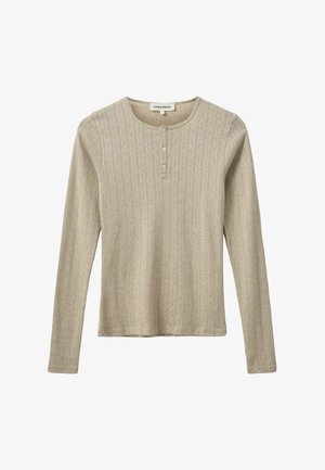 Svijetlosmeđa majica dugih rukava s teksturiranim okomitim prugama, okruglim izrezom i prednjim kopčanjem na pet dugmadi. Mekana, pletena tkanina.