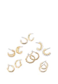 Pendientes en tono dorado con diversos diseños: aros lisos, estilos retorcidos y acentos de perlas. Presentan formas redondas, ovaladas y onduladas.