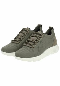 Sneakers verdi in maglia con superficie texturizzata, design con lacci e colletto imbottito. Presentano un accento in suede grigio e una suola in gomma bianca.