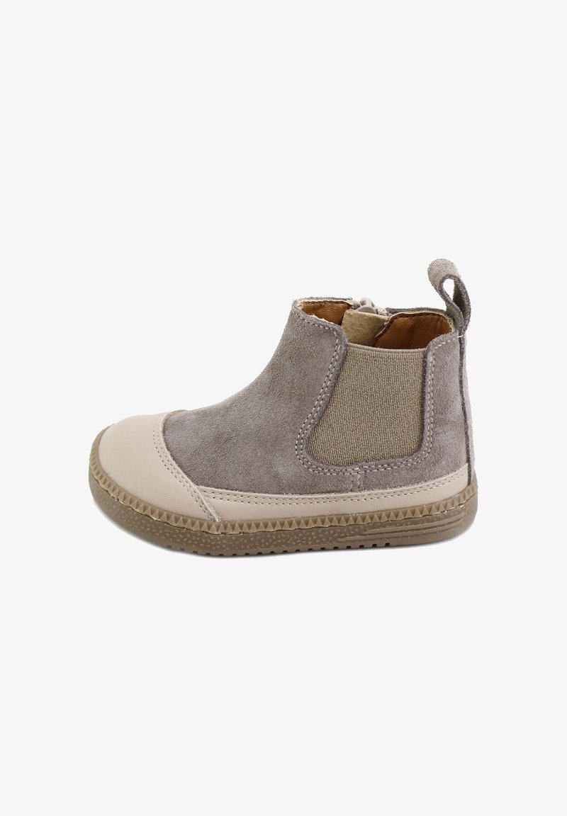 Botín de ante gris con puntera de goma beige y paneles laterales elásticos. Cuenta con una lengüeta en el talón y suela texturizada.