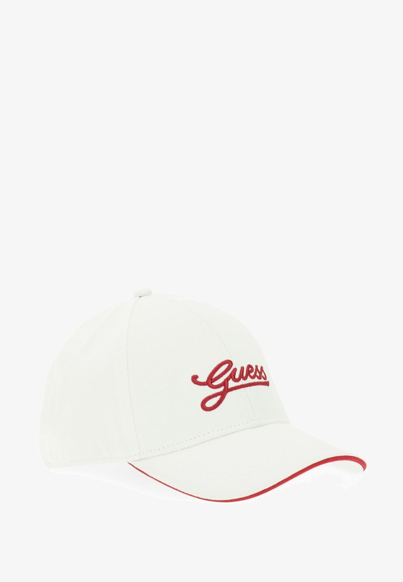 Cappello bianco con logo "Guess" ricamato in rosso, caratterizzato da una visiera curva e un accento rosso lungo il bordo. Realizzato in tessuto morbido e resistente.