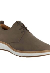 Scarpa stringata in pelle marrone scuro con una texture liscia, punta rotonda e suola in gomma bianca. Presenta cuciture a contrasto e un logo del brand discreto.