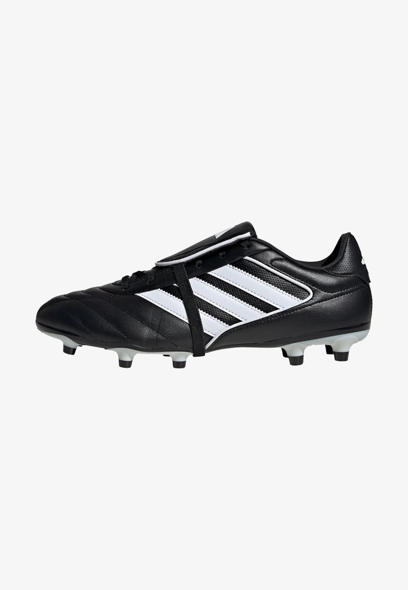 Schwarzer Fußballschuh mit weißem Drei-Streifen-Design, aus synthetischem Material gefertigt, verfügt über eine gerippte Textur, Schnürverschluss und Plastik-Stollen.