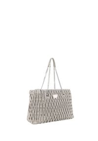 Borsa a mano grigia chiara con design trapuntato, superficie testurizzata, manici a catena e forma rettangolare. Presenta un dettaglio centrale del logo.