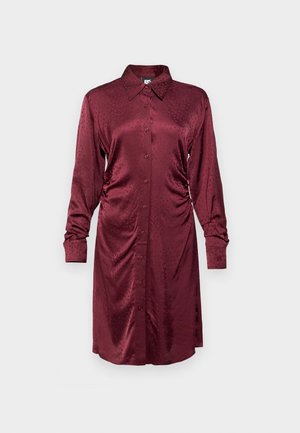 Vestido camisero de satén burdeos, de mangas largas, con cierre de botones en el frente, cuello con solapa, fruncido lateral y un sutil patrón texturizado en toda la prenda.