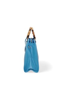 Borsa a tracolla in pelle blu con texture, manici in stile bambù, chiusura con zip e una forma morbida e strutturata. I dettagli includono una tasca laterale e minuteria in metallo.