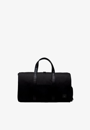Sac de voyage noir en tissu résistant avec poignées en cuir, de forme cylindrique et avec un patch de marque. Comprend une poche latérale zippée.