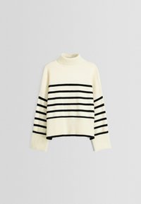 Gestrickter Rollkragenpullover in Creme mit schwarzen horizontalen Streifen, mit kastiger Passform sowie gerippten Bündchen und Saum.