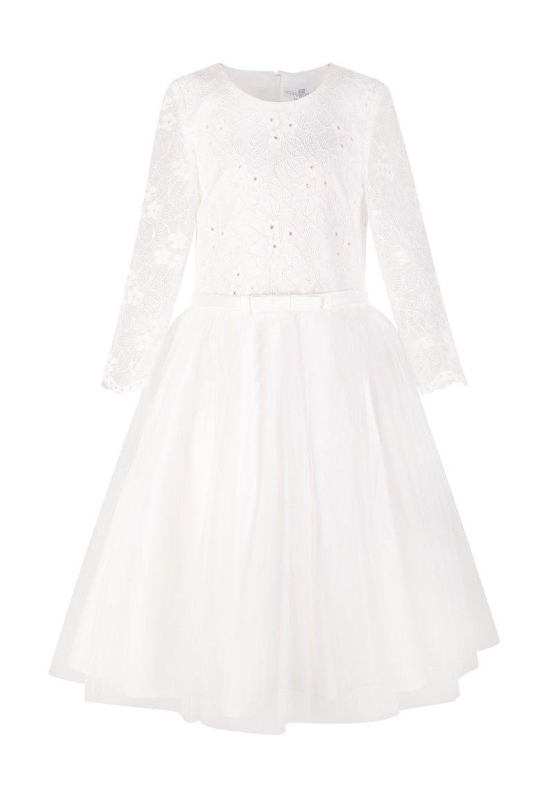 Bílé šaty s dlouhými krajkovými rukávy, přiléhavým korzetem se zdobnými korálky a plnou tylovou sukní, doplněné stuhou v pase.