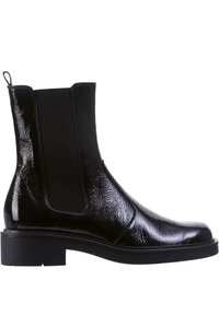 Stivaletti alla caviglia in vernice nera con pannelli elastici, punta arrotondata e suola nera spessa. Presentano una finitura texture.