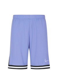 Lys lilla sportshorts med elastisk talje, prydet med sort og hvid stribet kant og et hvidt logo.