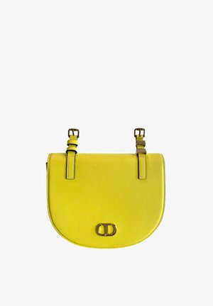 Petit sac bandoulière en cuir jaune avec fond incurvé, deux boucles réglables sur la sangle et fermoir argenté sur le rabat avant.