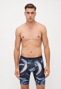 Boxer shorts ajustés pour hommes avec une taille noire. Ils présentent un motif coloré de serpent dans des tons de bleu, vert et violet. Tissu lisse au toucher.