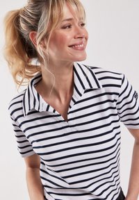 Poloshirt met korte mouwen in marineblauw en witte horizontale strepen, een kraag, en een ontspannen pasvorm. Zachte katoenstoffen.