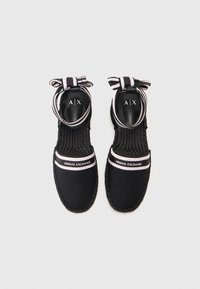 Espadrile din țesătură neagră cu un model țesut, dotate cu șireturi cu dungi și branding alb pe laterale. Design cu vârf rotunjit.