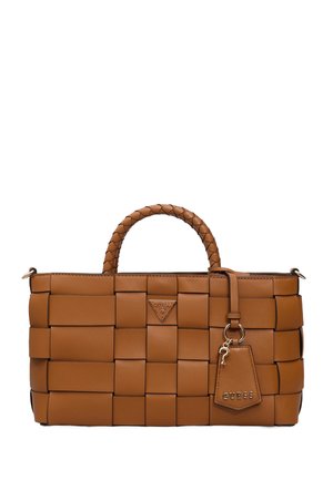 Sac à main en cuir tressé marron avec une poignée tressée, plaque logo GUESS, et tag en cuir de marque assorti avec quincaillerie dorée.