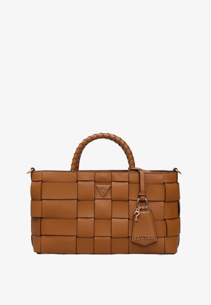Borsa a mano in pelle intrecciata marrone con manico intrecciato, placca con logo GUESS e tag in pelle coordinata con hardware dorato.