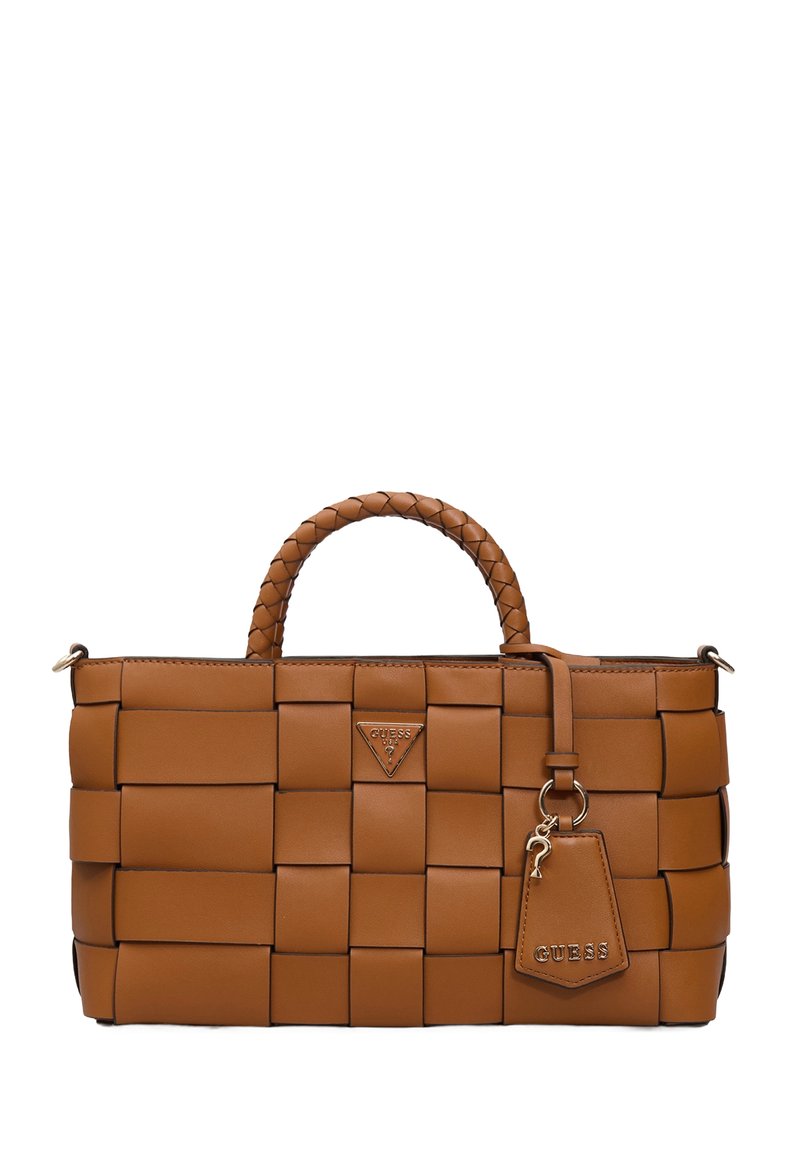 Borsa a mano in pelle intrecciata marrone con manico intrecciato, placca con logo GUESS e tag in pelle coordinata con hardware dorato.