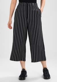 Zwart en grijs gestreepte culottes met een brede pijpdesign, voorzien van een elastische tailleband en zijzakken. Materiaal lijkt lichtgewicht.