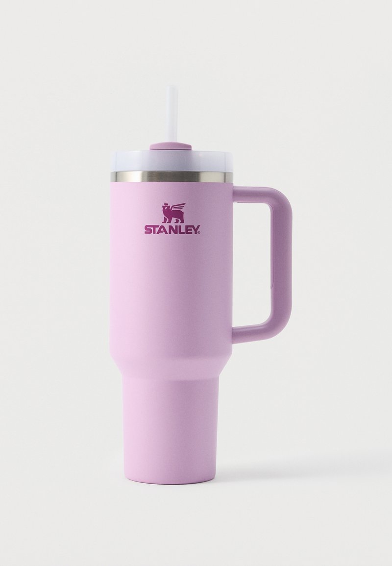 Ανοιχτό μοβ μονωμένο ταξιδιωτικό κύπελλο Stanley με λαβή και διαφανές καπάκι, με λευκό καλαμάκι σε λευκό φόντο.