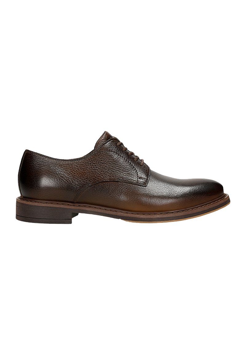 Scarpa di pelle marrone con punta arrotondata, parte superiore texturizzata, design con allacciatura a cinque occhielli e tacco basso impilato.