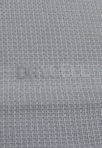 Tela de fondo gris texturizada con un patrón de cuadrícula; logo "DRYCELL" en un gris más claro ligeramente en relieve. Adecuada para ropa deportiva.