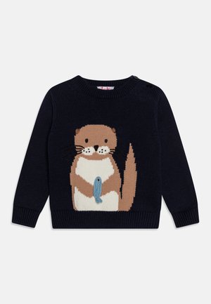 Granatowy sweter z dzianiny z wzorem brązowej i białej wydry trzymającej niebieską rybę, z ściągaczami i guzikami na jednym ramieniu.