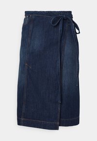 Tmavě modrá džínová sukni s zavazováním v pase, která má elegantní design, jemnou texturu a viditelné švy podél švů.