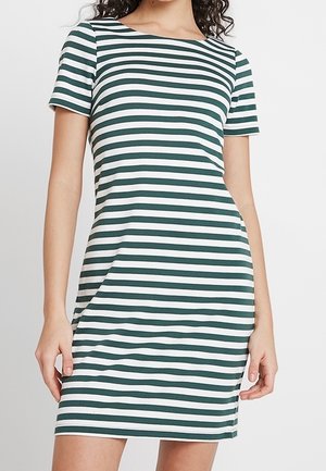 Robe à manches courtes rayée verte et blanche, design ajusté, tissu lisse, longueur mi-cuisse, encolure ronde, sans accents ni motifs supplémentaires.