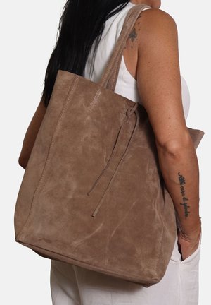 Borsa a tote in suede marrone con texture morbida, forma rettangolare e spallacci sottili. Caratterizzata da una chiusura con cordoncino e dettagli di cucitura minimi.