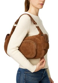 Borsa in suede marrone a forma curva, con tracolla staccabile e due tasche frontali. Accenti in metallo dorato. Texture morbida.