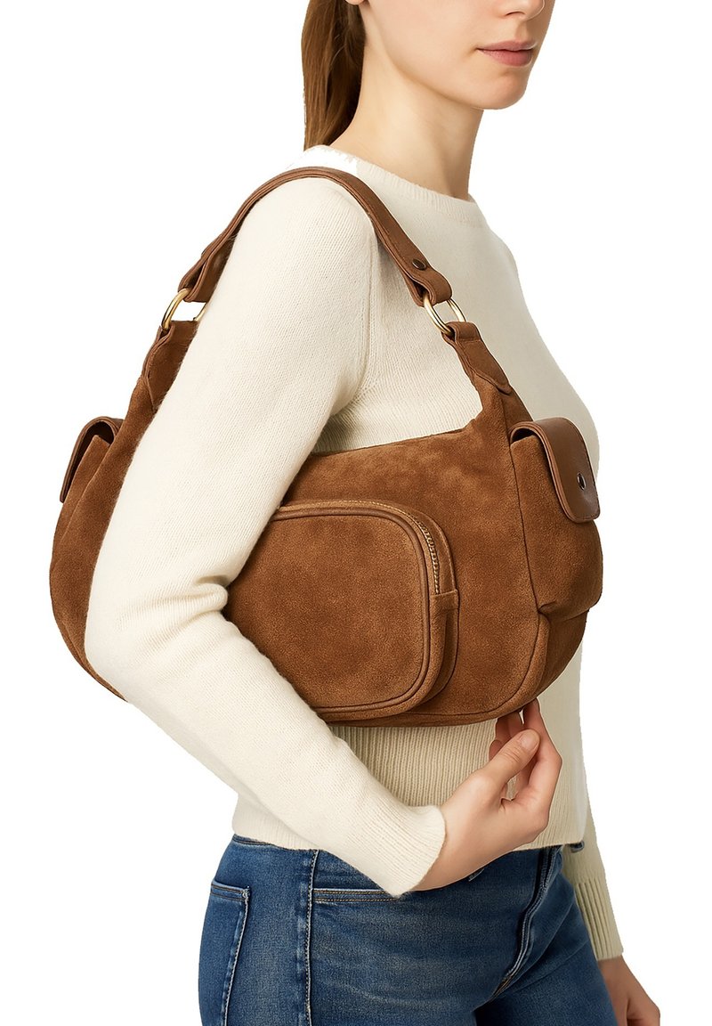 Borsa in suede marrone a forma curva, con tracolla staccabile e due tasche frontali. Accenti in metallo dorato. Texture morbida.