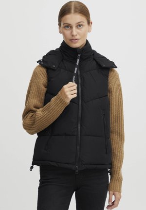 Svart dunvest med høy krage, med glidelås, sidelommer og en strukturert brunerm. Enkel og funksjonell design.