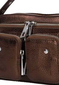 Bronzen leren handtas met meerdere ritscompartimenten, een gestructureerd oppervlak, glanzend zilveren hardware en een afneembare schouderband.