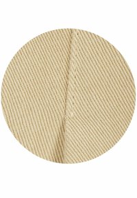 Tissu beige clair avec un motif en diagonale texturé et côtelé, présentant un subtil éclat et une couture centrale.
